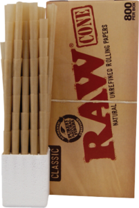 Compra RAW Cone Classic King Size, caja de 800 unidades. Conos preliados de papel sin blanquear para una experiencia de fumado natural y cómoda.
