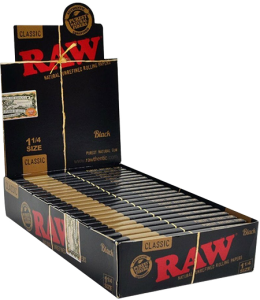 Descubre la caja de papel de fumar RAW Classic Black 1 1/4, que incluye 24 libritos de 50 hojas ultrafinas cada uno, ideales para una experiencia de fumado pura y de alta calidad en clubes sociales de cannabis.