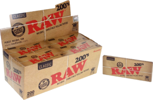 Adquiere la caja de papel de fumar RAW Classic King Size Slim 200's, que incluye 40 libritos de 200 hojas cada uno, ideales para ofrecer una experiencia de fumado natural y de alta calidad en clubes sociales de cannabis.