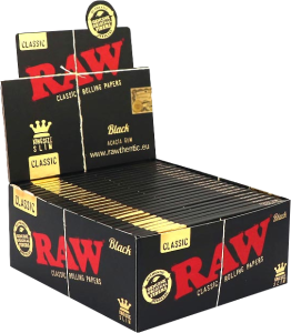 Descubre la caja de papel de fumar RAW Classic Black 1 1/4, que incluye 24 libritos de 50 hojas ultrafinas cada uno, ideales para una experiencia de fumado pura y de alta calidad en clubes sociales de cannabis.