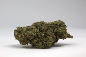 Cogollo de flor CBD AK-47 Glasshouse de 1 gramo para Green Gourmet, resinoso y compacto, sobre fondo neutro para ecommerce de parafernalia.