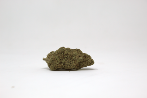 Primer plano de cogollos Super Silver Haze CBD con alta densidad de tricomas plateados y pistilos anaranjados, sobre fondo neutro, calidad premium para e-commerce.