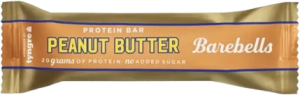 Caja expositora de 12 unidades de barritas Barebells Peanut Butter con cacahuetes y chocolate, ideal para puntos de venta B2B de Green Gourmet.