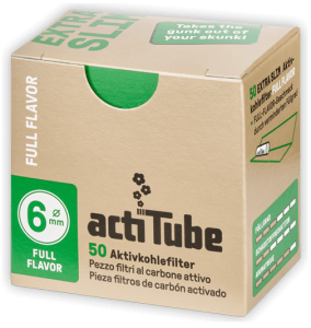 Caja de 50 unidades de filtros de carbón activo formato Extra Slim de 6 mm para fumar, mostrados en su empaque original sobre fondo limpio para e-commerce de parafernalia cannábica.