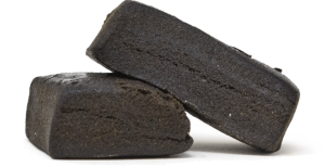 Placa de 25g de resina Afghan Gum CBD de Green Gourmet, textura maleable oscura y brillante para suministro de clubes.