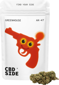 Bolsa retail de 2g de flores AK-47 CBD de Green Gourmet con diseño de pistola roja sonriente y cogollo resinoso.