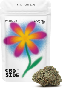 Bolsa de 2g de flores Channel Plus CBD Premium de Green Gourmet con diseño de flor multicolor y cogollo compacto con tricomas visibles.