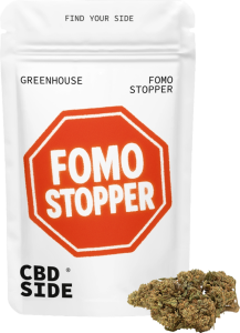 Bolsa de 3g de flores FOMO STOPPER CBD Greenhouse de Green Gourmet, diseño moderno y cogollos resinosos visibles.