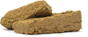 Placa de 25g de resina Miss Blondie CBD de Green Gourmet, color ocre dorado y textura arenosa para dispensarios profesionales.