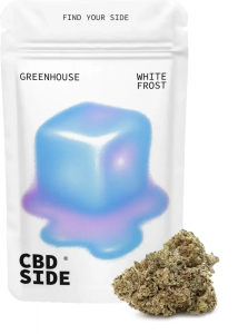 Flores de CBD White Frost Greenhouse de 3g, mostrando cogollos compactos cubiertos de resina blanca sobre fondo profesional.